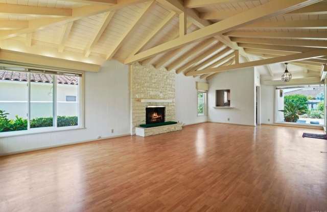6136 La Flecha Gallery 2