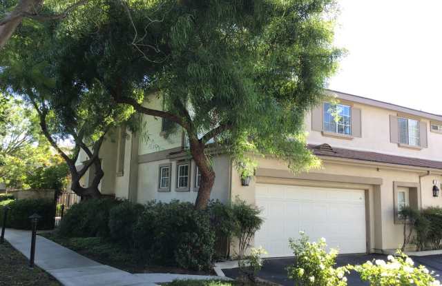 Sunlit Sanctuary: Desirable Lynn Meadows Townhome with Unique Layout - 93 Greenmeadow Drive, Thousand Oaks, CA 91320