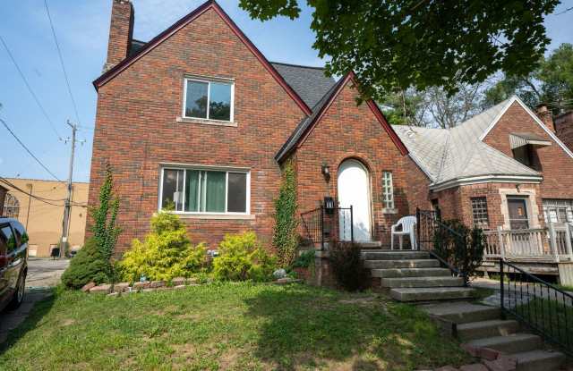 All Utilities Included!! Freshly Remodeled Upper Unit Duplex. A must see!! - 13 Mohawk Road, Pontiac, MI 48341