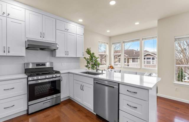 Spacious Townhome in Bellevue College Neighborhood! photos photos