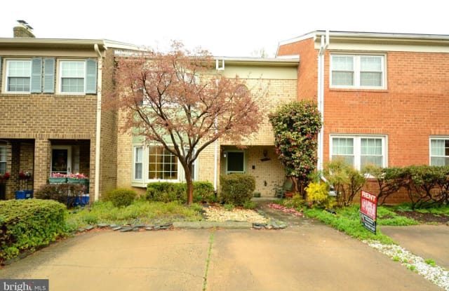 1011 MOOREFIELD HILL GRV SW - 1011 Moorefield Hill Grove SW, Vienna, VA 22180