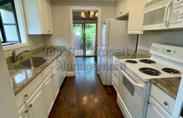 Beautiful 2 Bd/2 Ba 1036 sf Walnut Creek townhouse available now for lease! Gallery 2