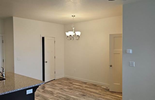 December Rent Free! 3 Bed/3.5 Bath Town Home for Rent in Bluffdale! Gallery 4