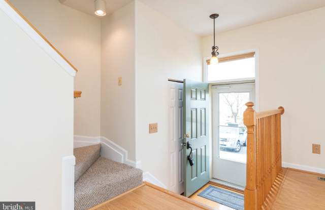 239 GLEN VIEW TERRACE Gallery 3