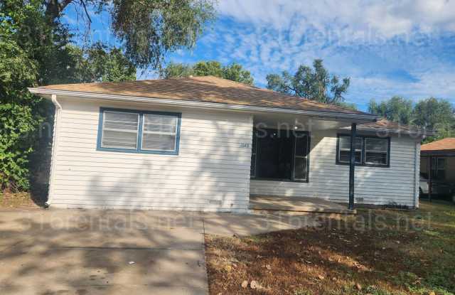 $995 - 3 bedroom / 1 bathroom - Single Family Home - 1742 North Pennsylvania Avenue, Wichita, KS 67214