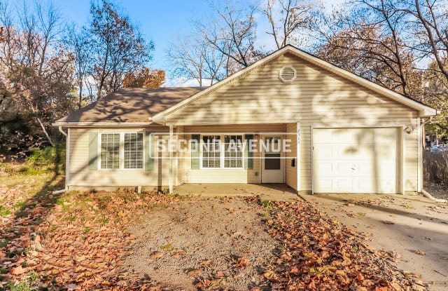 2039 Poplar Ave - 2039 Poplar Avenue, Kansas City, MO 64127