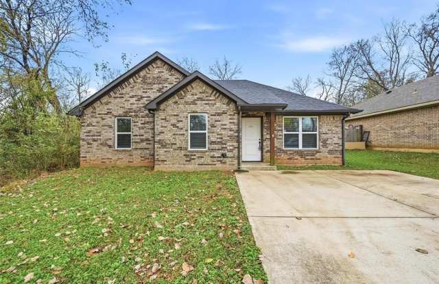 230 E Johnson Street - 230 East Johnson Street, Denison, TX 75021