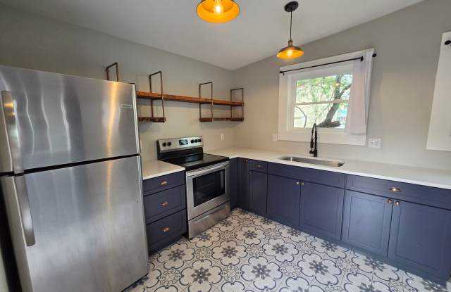 ONE-MONTH FREE W/ 18 MONTH LEASE! 1 Bed / 1 Bath Cottage in U of A Neighborhood! Gallery 1