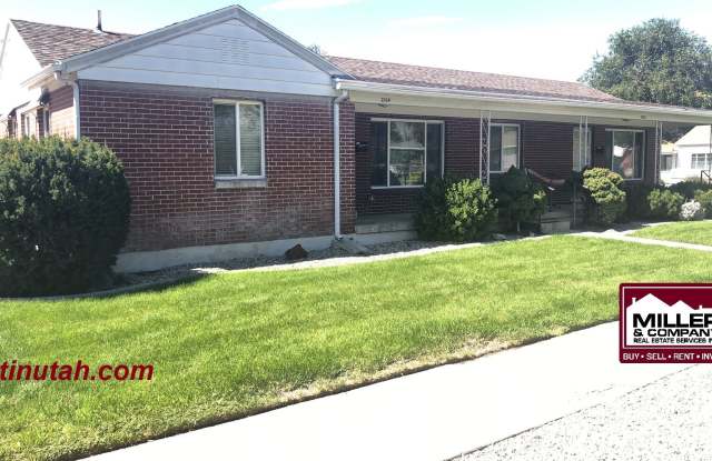 Nice Duplex with 2 Car Garage! Gallery 1