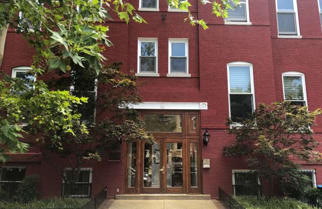Capitol Hill 2 bedroom in Historic Building with Private Patio! Gallery 1