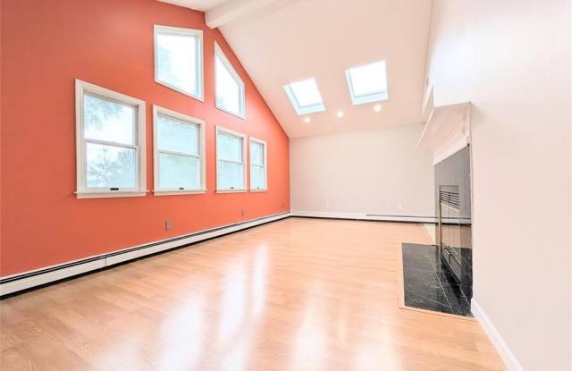 515 Broad Avenue Gallery 4