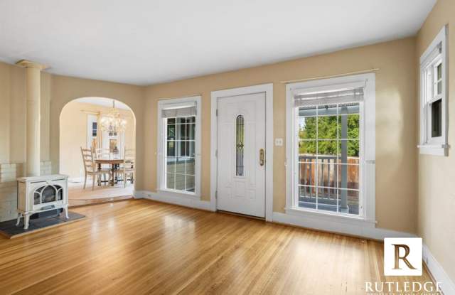 Beautiful 3 bedroom home in Talent! Gallery 2