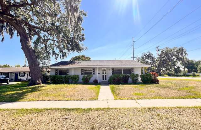 Charming 3 Bedroom and 2 Bath Home in Orlando. BONUS ROOM! Great Location!! - 4709 Redfern Drive, Holden Heights, FL 32839 Charming 3 Bedroom and 2 Bath Home in Orlando. BONUS ROOM! Great Location!! - 4709 Redfern Drive, Holden Heights, FL 32839
