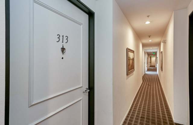 Spacious 2 Bed 2 Bath Condominium In K-Town Gallery 3