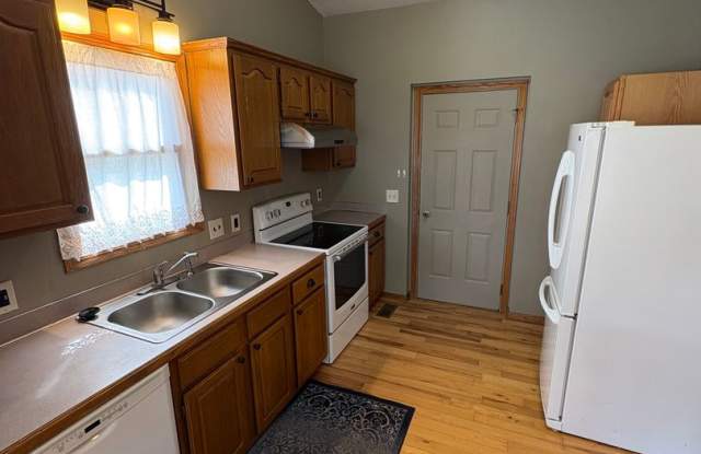 Large 3+2 Bedroom house available now - Half off 1st months rent! Gallery 4