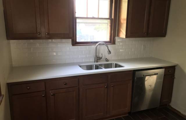 3 Bedroom 1 Bathroom House in Minneapolis! - 3743 North Newton Avenue, Minneapolis, MN 55412