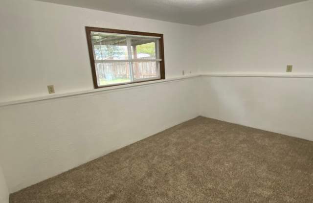 Newly Renovated 3 Bedroom, 1.5 Bath House With Large Fenced Backyard! Gallery 3