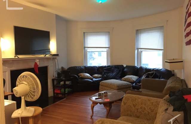 Large 4 bed unit next to the Green Line in Allston. Gallery 3