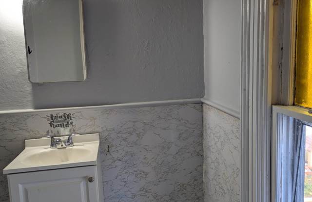 82 2nd Ave - 82 2nd Avenue, Gloversville, NY 12078