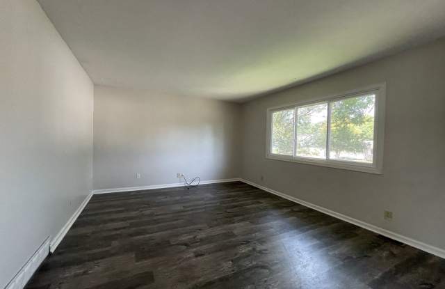 7508 Elm Dr - 3 Bed/1 Bath in La Vista | Updated Kitchen, Finished Lower Level, Attached Garage Gallery 3