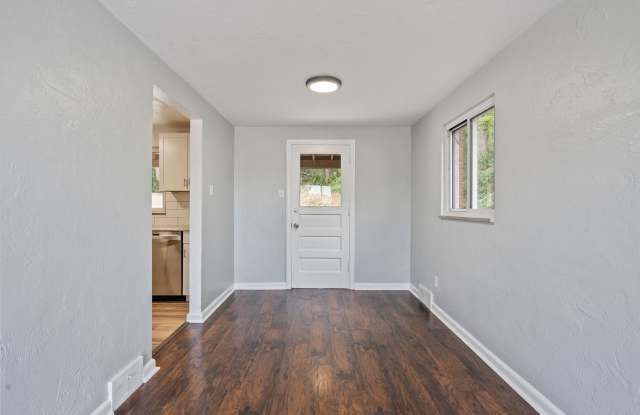 Recently Renovated 2 Bed, 1 Bath Home - Off-Street Parking, Central AC & Heat -READY TO MOVE IN!! Gallery 3