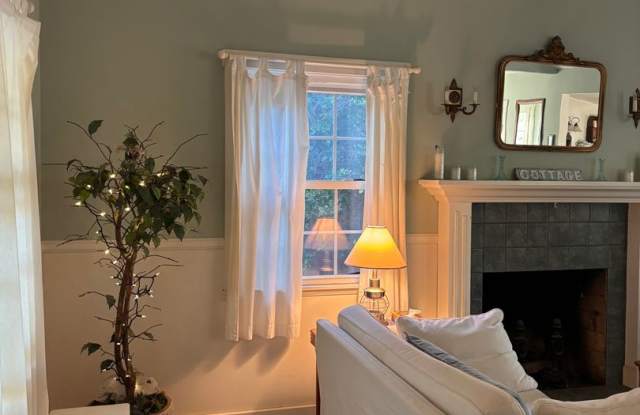 Cozy Coastal Furnished Cottage by the Pacific – 1 Bed | 1 Bath Gallery 3