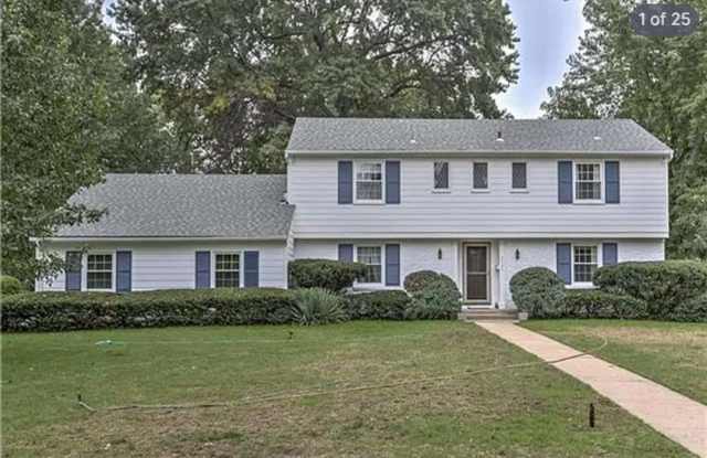 4-Bedroom, 3.5 Bath Single Family for Rent in Kansas City, MO | Large Fenced Backyard & Modern Kitchen Gallery 1