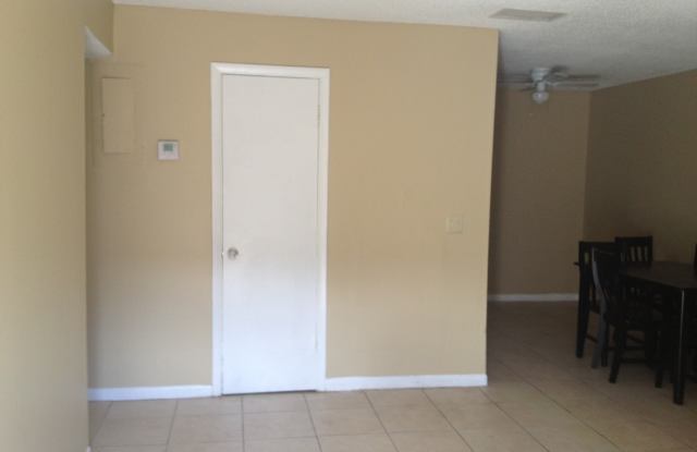 Large 2-1 apartment with central air Gallery 3