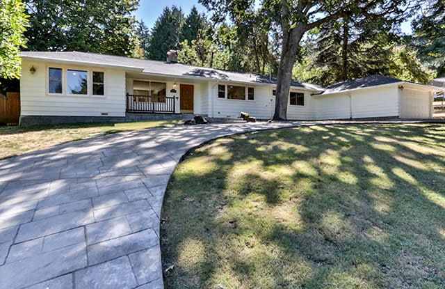 Spacious and Light Lake Oswego Home photos photos