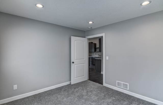 Convenient Location! 3 Bedroom Town Home Gallery 2