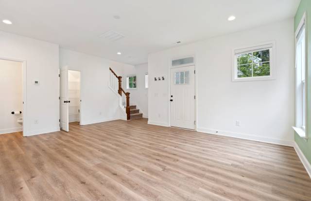 **$300 OFF FIRST MONTHS RENT!!** Bright & Airy Home on a Quiet Street in Durham! Gallery 4