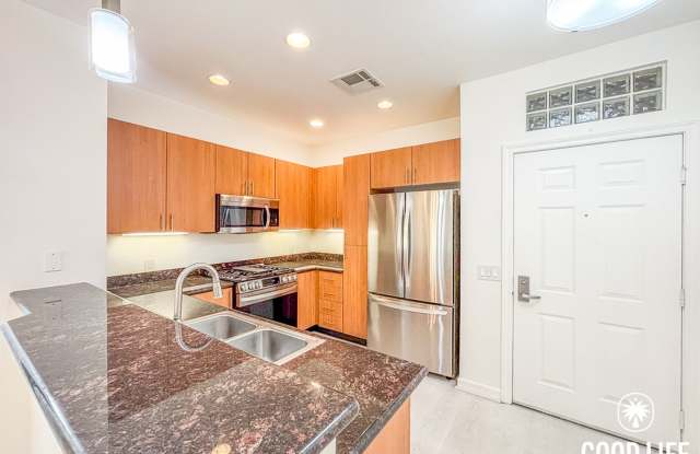 SD: Bright 2BD/2BA Condo in Downtown San Diego with Covered Balcony, Community Gym & In-Unit Laundry photos photos