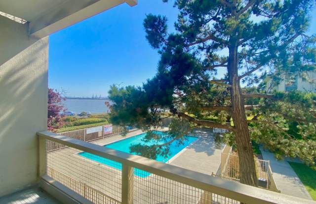 Stunning Watergate 2 Bedroom 1 bath condo overlooking a pool and the bay! - 3 Commodore Drive, Emeryville, CA 94608