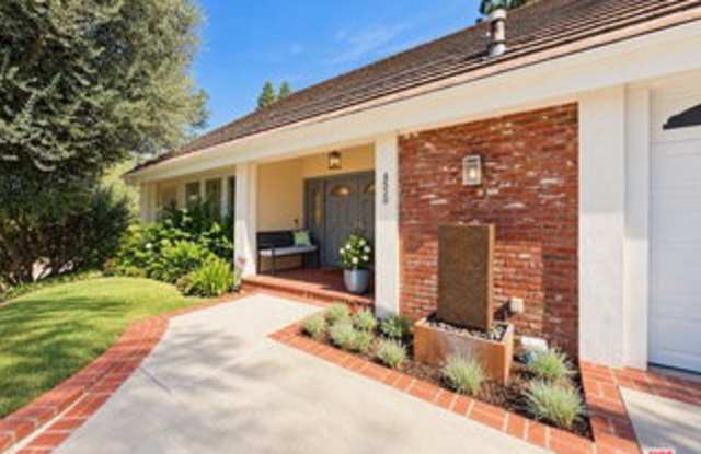 4520 Cezanne Avenue Gallery 2