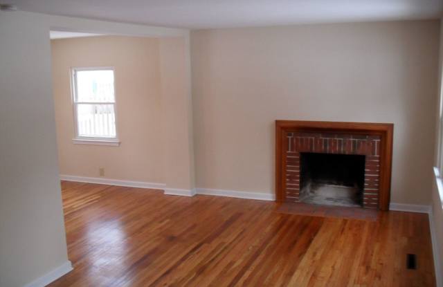 **3-BEDROOM HOME W/ ATTACHED GARAGE IN BEECHWOLD!!** Gallery 3