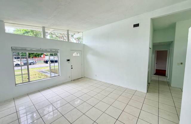 Spacious & Charming 3 bed 1 bath remodeled home with a large backyard! Gallery 4