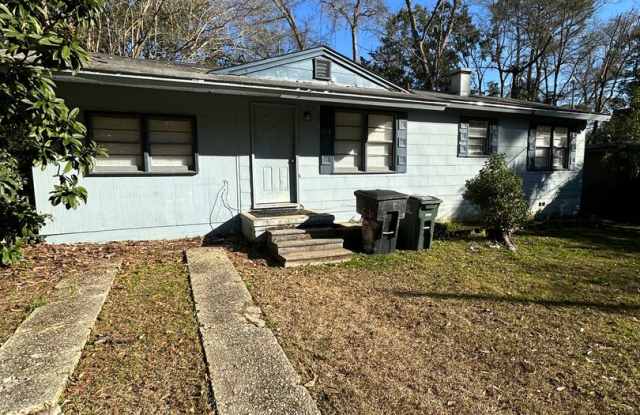 3 bedroom 1 bath house with a large back yard! Available August 2026 photos photos 3 bedroom 1 bath house with a large back yard! Available August 2026 photos photos