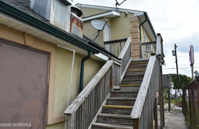 916 Radio Road Gallery 1