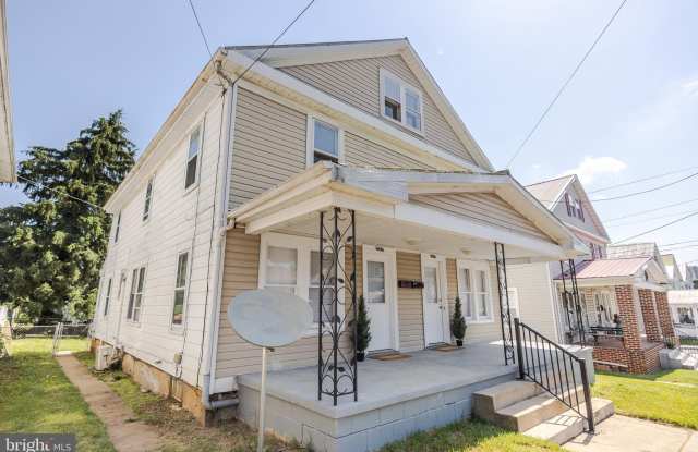 806 JOHN STREET W photos photos