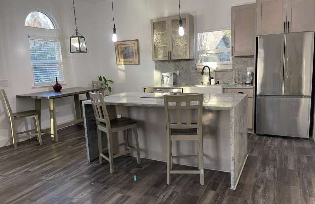 Custom Private Cottage near Arden Park Gallery 3