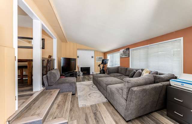 2 Bedroom Home with Garage and Pool in Long Beach - 2371 Park Avenue, Long Beach, CA 90815