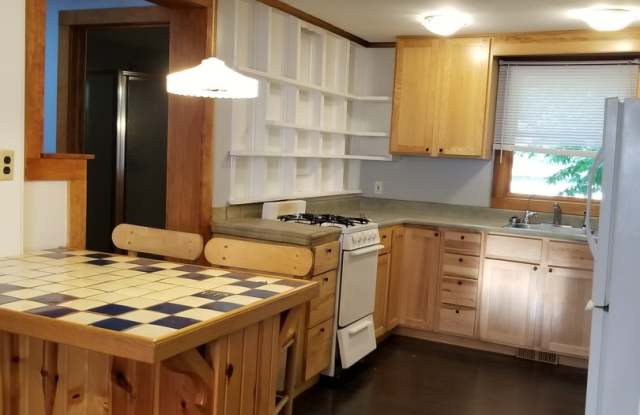 Great 3 bed 2 bath home!! AVAILABLE AUGUST 2027! Gallery 3
