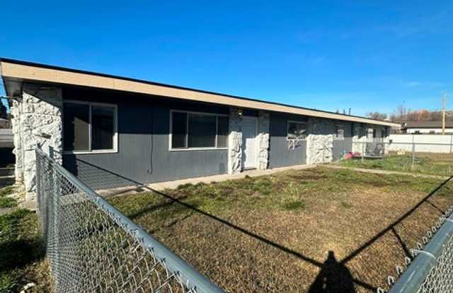 3 Bedroom Duplex with Carport - 807 Washburn Way, Klamath Falls, OR 97603