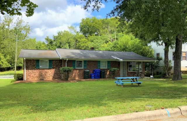 Walk to Campus next school year from this great 4br rental on the northside! Gallery 1