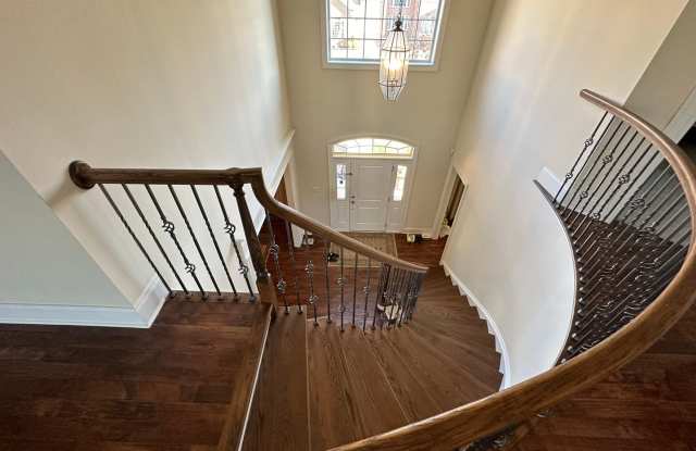 Febulous 4B3.5B House with Furniture available Dec in Greenville Gallery 4