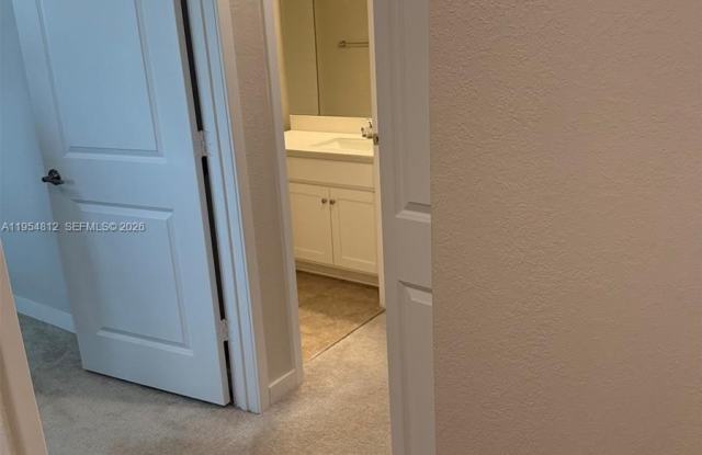 585 NW 11th Ave photos photos