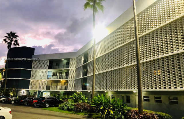 877 NE 195th St photos photos