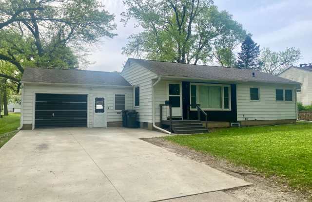 Now leasing for May 2025! Four Bed/Two Bath - 2611 Tremont Street, Cedar Falls, IA 50613