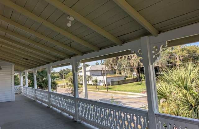 Historic Upstairs 1 Bedroom / 1.5 Bathroom Apartment in Downtown Hawthorne – Live in a Piece of Florida History! Gallery 4