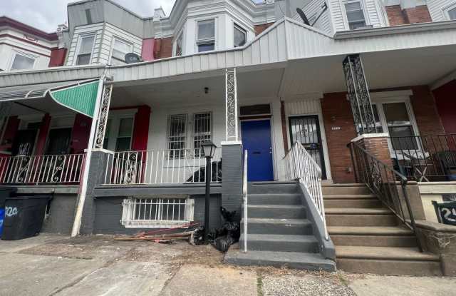 Oversized Classic Row Home w Wood Floors and Paved Backyard Gallery 4